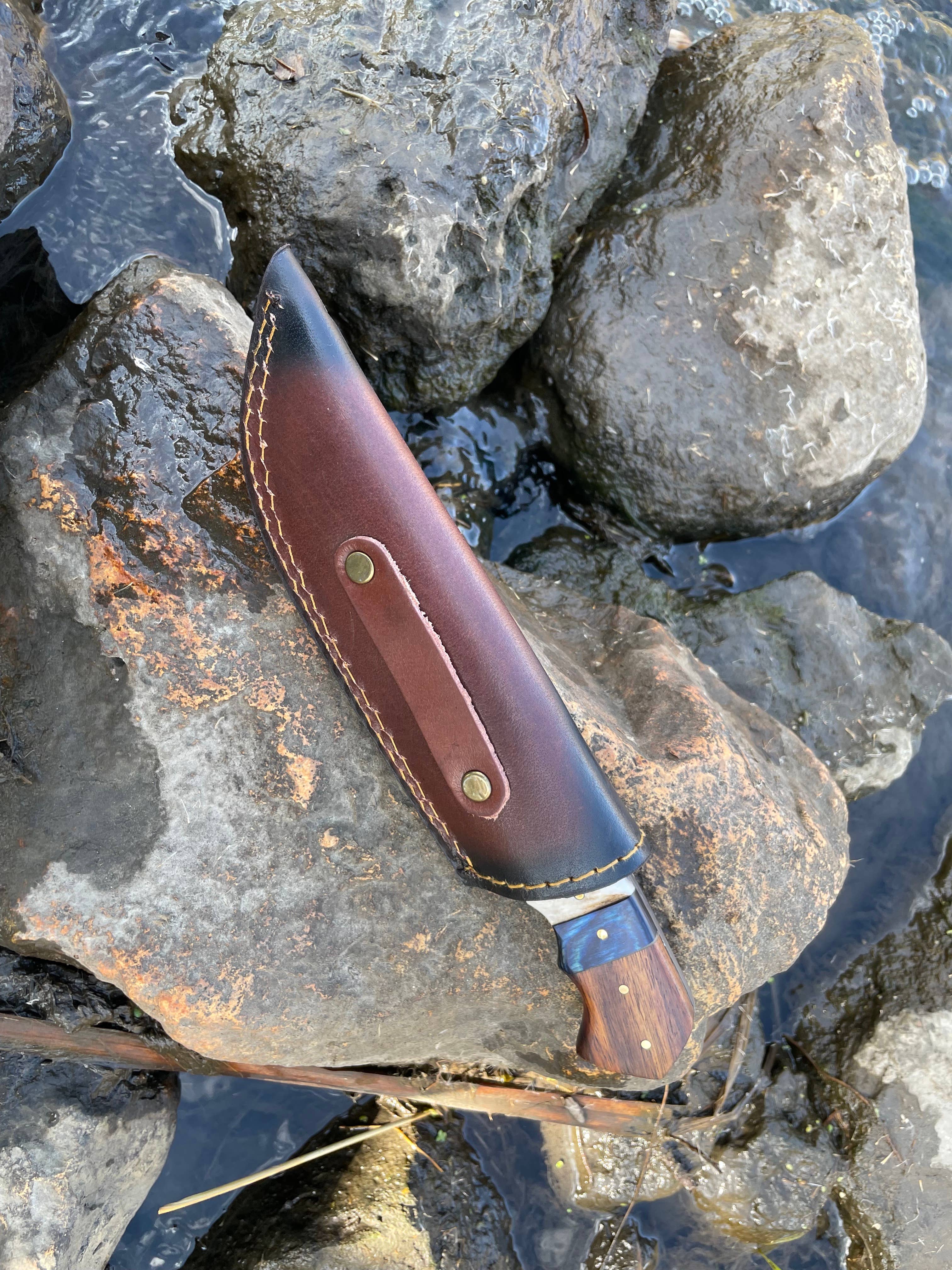 HANDMADE HIGH CARBON DAMASCUS STEEL HUNTING KNIFE/LEATHER SH